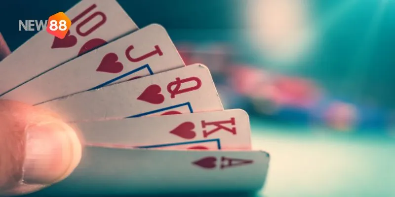Lá Joker trong Pai Gow Poker có thể sử dụng như lá Át hoặc để hoàn thành các bộ bài 